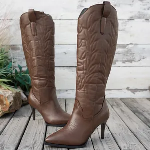 Élégantes bottes marron à bout pointu, talons aiguilles et détails de broderie élaborés