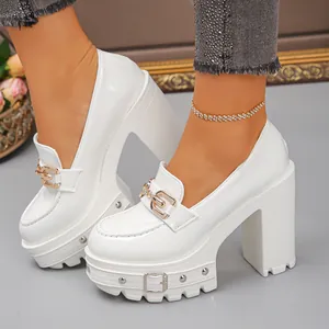Detailansicht weißer Gothic-Punk-Plateau-Loafer mit klobigen Absätzen und Gold-Schnallen