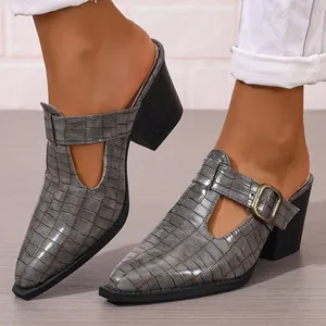 Détail de mules grises à motif crocodile, bout pointu et talon épais avec boucle