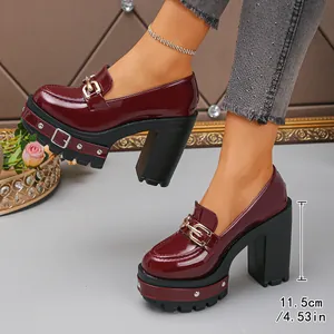 Nahaufnahme der weinroten Plateau-Heels aus Lackleder mit 11,5 cm hohem Blockabsatz