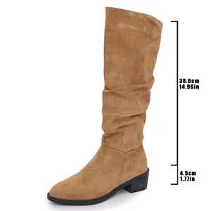 Detail van bruine slouch boots met 38 cm schachthoogte en 4,5 cm blokhakhoogte