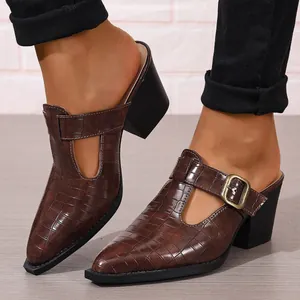 Vue détaillée de mules marron élégantes à bout pointu et talons blocs motif croco