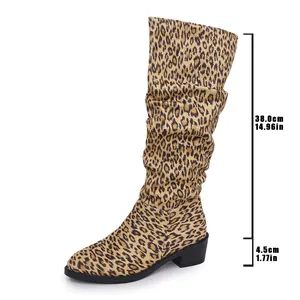 Luipaardprint kniehoge laarzen met 4,5 cm blokhak en 38 cm schachthoogte details getoond.