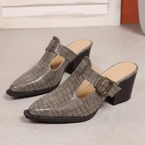 Vue détaillée de chaussures à talons épais pointus avec motif crocodile élégant et boucle