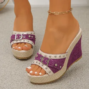 Gros plan sur des sandales compensées violettes avec peep toe et semelle tressée
