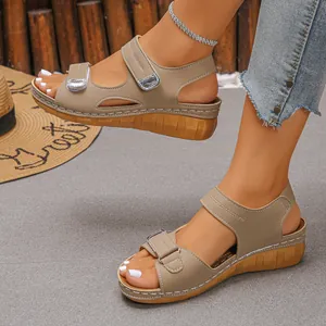 Bequeme khakifarbene Keilsandalen für Damen mit verstellbaren Riemen und Zehenöffnung.