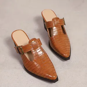 Vue de détail de mules marron bout pointu motif crocodile et talon épais chic