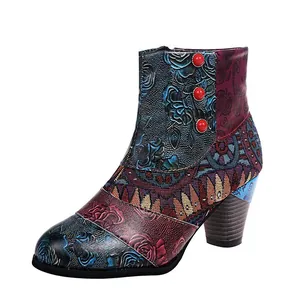Détails de bottines vintage patchwork avec gaufrage floral et boutons rouges élégants