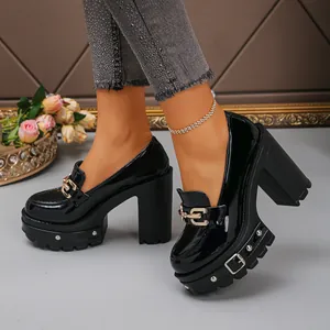 Detailansicht schwarzer Gothic-Punk-Plateau-Heels mit Gold-Schnallen und Nieten