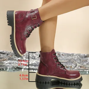 Gedetailleerd overzicht bordeauxrode plateau Martin boots met schacht- en hakmaten