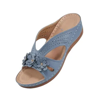 Stijlvolle dames sandalen met plateauzool en sleehak met bloemen en peep-toe ontwerp