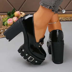 Gotische Plateau-Absatzschuhe aus schwarzem Lackleder mit Blockabsatz und Nieten für Punk-Stil