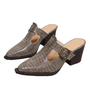 Élégantes mules grises à bout pointu effet crocodile avec talon bloc et bride boucle