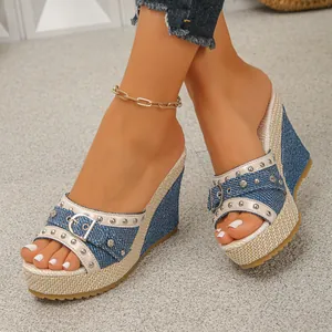 Vue détaillée de sandales compensées style denim avec boucle et détails de clous argentés