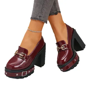 Mocassins à plateforme punk gothique en cuir verni bordeaux avec talons hauts épais