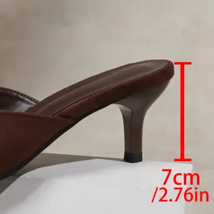 Vista detallada que muestra la altura del tacón de 7 cm en una sandalia de ante marrón