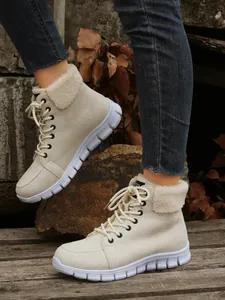 Warme beige dames winter enkellaarsjes met vetersluiting en zachte kunstbontvoering detail