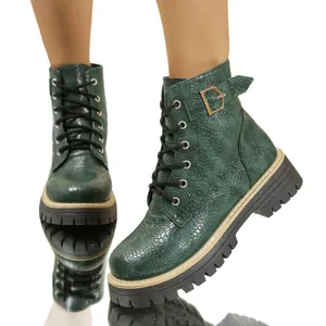 Groene veterlaarzen voor dames met krokodillenprint en een dikke platformzool voor de winter.