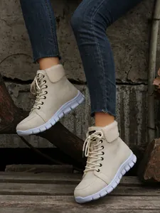 Detailopname van beige veterlaarzen voor de winter met bontvoering en platformzool