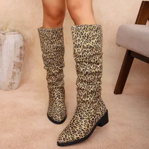 Trendy dameslaarzen met luipaardprint, puntige neus en een stevige middelhoge blokhak