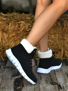 Detail van zwarte veterschoenen voor dames met fleecevoering en een dikke witte zool.