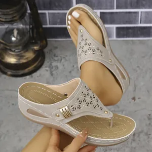 Sandalias de cuña para mujer con diseño calado y hebilla dorada elegante