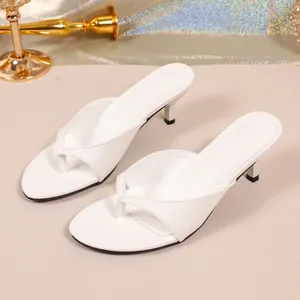 Elegantes sandalias de dedo blancas con tacón de aguja y diseño minimalista en ecocuero