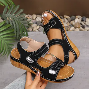 Detailaufnahme schwarzer römischer Keilsandalen mit dekorativen weißen Nähten.