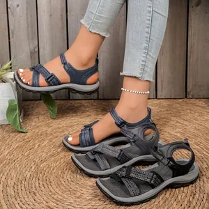 Detalle de sandalias de playa atléticas y cómodas para mujer en varios colores