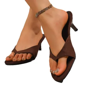 Elegantes sandalias de dedo marrones retro con tacón de aguja fino para mujer