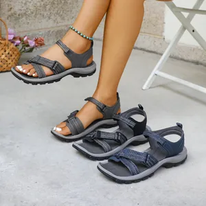 Selección de sandalias deportivas ligeras para mujer en gris, azul y negro para verano