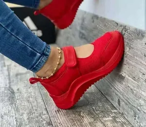 Nahaufnahme von roten Damen-Plateau-Sneakern im Mary-Jane-Stil mit Klettverschluss