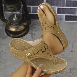 Vista detallada de sandalias de cuña caqui para mujer con patrones huecos y hebilla metal