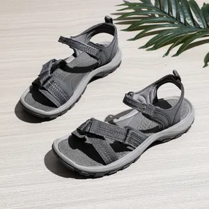 Vista superior de sandalias deportivas grises para mujer con correas de velcro ajustables