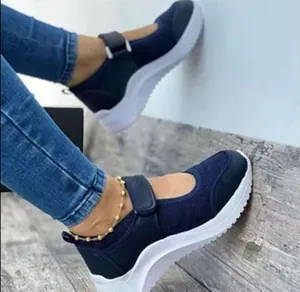 Seitliches Detail der dunkelblauen Damen-Plateausneaker mit Klettverschluss und Sohle