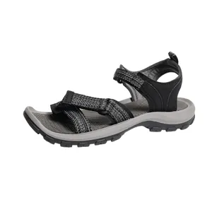 Vista lateral de cómoda sandalia deportiva de mujer con correas y suela resistente