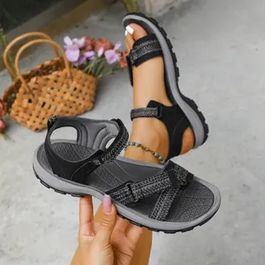 Primer plano de las sandalias deportivas negras para mujer con suelas suaves y cómodas