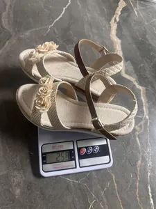 Detailopname van een lichte damessandaal met sleehak die 258g weegt op een weegschaal