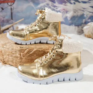 Goudkleurige metallic winterlaarzen met warme fleecevoering en witte plateauzolen