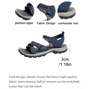 Detalle de sandalias deportivas azul marino con tacón de 3cm y parte superior textil