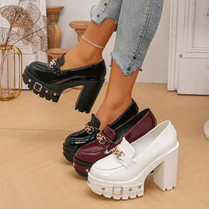 Detailansicht der 11cm hohen Lackleder-Loafer mit Perlenschnalle in drei Farben