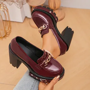 Elegante weinrote Lackleder-Loafer mit klobigem 11cm Absatz und goldener Kettenschnalle
