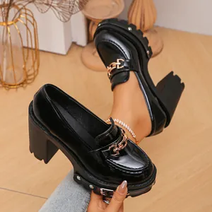 Detail schwarze Lackleder-Loafer mit klobigem 11cm Absatz und goldener Kettenverzierung
