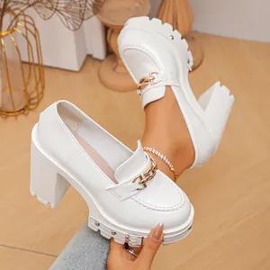 Nahaufnahme der weißen Lackleder-Plateau-Loafers mit 11 cm Blockabsatz und Goldkette.