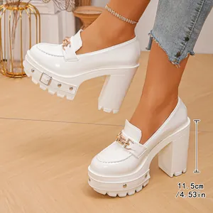 Nahaufnahme von weißen Lackleder-Plateau-Loafers mit einem 11,5 cm hohen, klobigen Absatz
