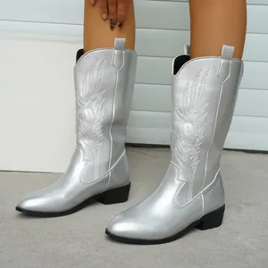 Bottes mi-mollet argentées avec broderie latérale complexe et bout pointu élégant