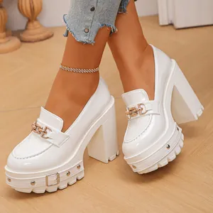Detailansicht weißer Lackleder-Plateau-Loafers mit 11 cm Blockabsatz und Goldkette.