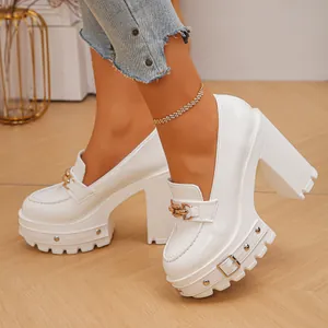 Elegante weiße Plateau-Loafer aus Lackleder mit 11 cm Blockabsatz für Partys und Feiern