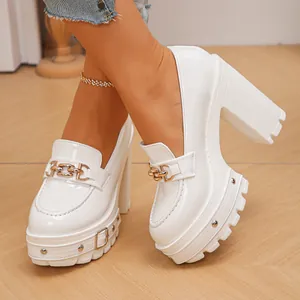 Detailansicht weißer Lackleder-Loafer mit hohem Absatz und goldener Schnalle