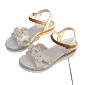 Stijlvolle zomerse sleehak sandalen voor dames met bloemendecor en henneper zool